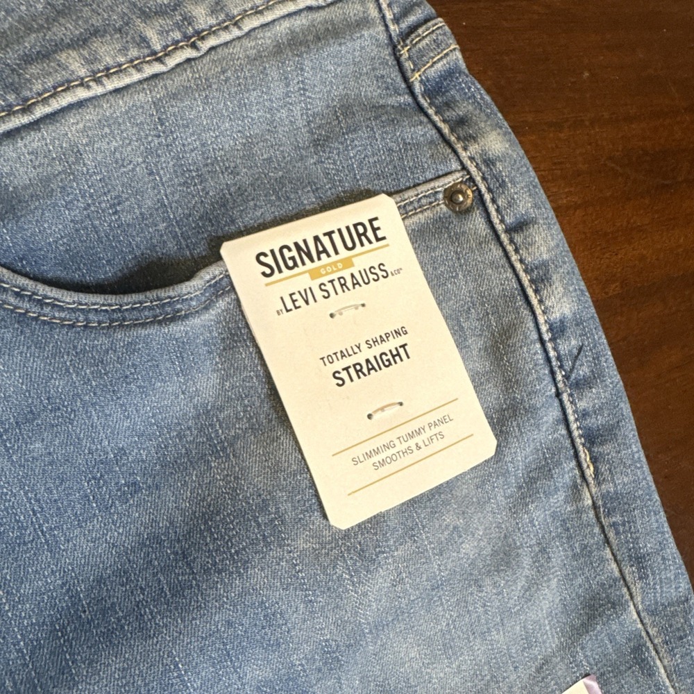 NWT Levi Signature Gold‎ Totally Shaping Straight Jeans Women's W30 L34 - Picture 2 of 9